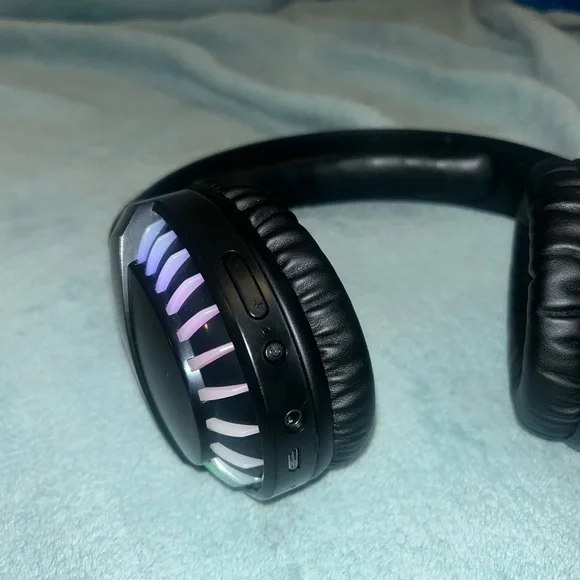 LED Light Color Changing Headphones - Picture 7 of 11
